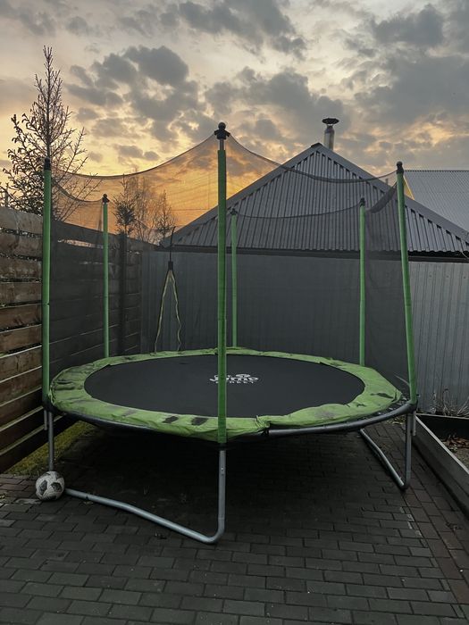 Продам батут с повреждениями