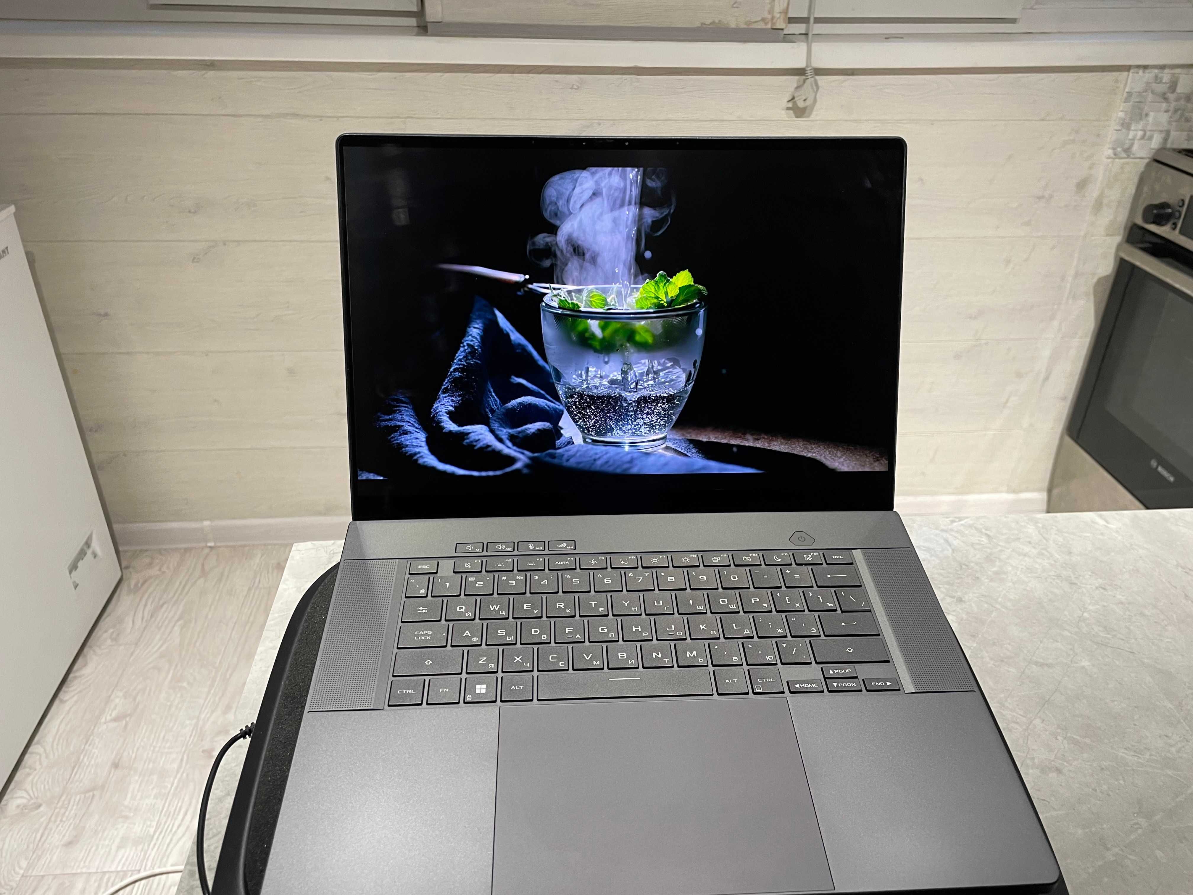 ROG Zephyrus G16 2024, 4060 RTX + подставка с охлаждением