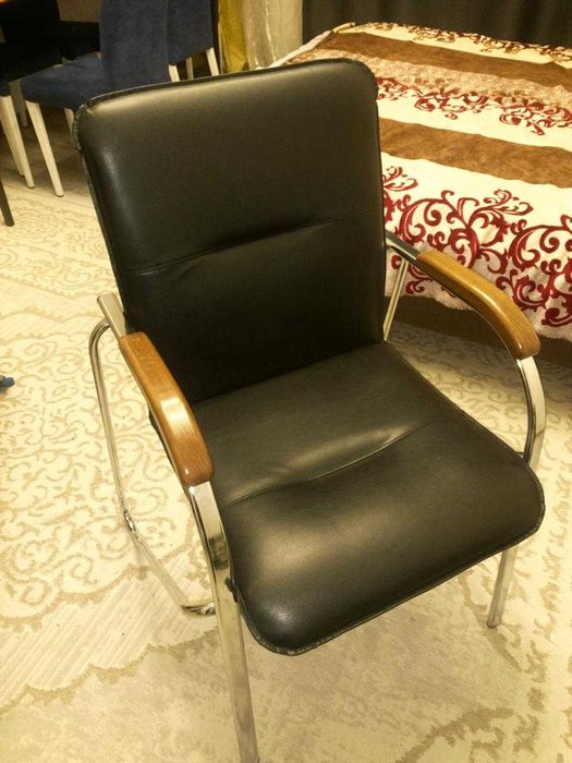 Продаю кожаное кресло офисное