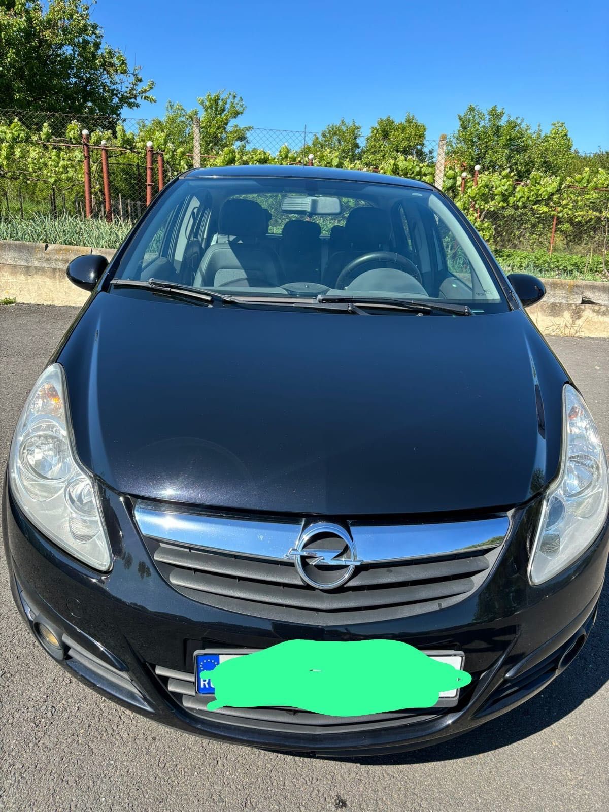 Vând Opel corsa din 2007 pe benzină . Are km reali 228000 km .