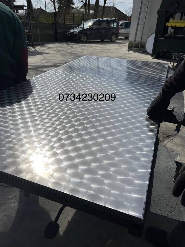 Tabla de inox de pus pe perete