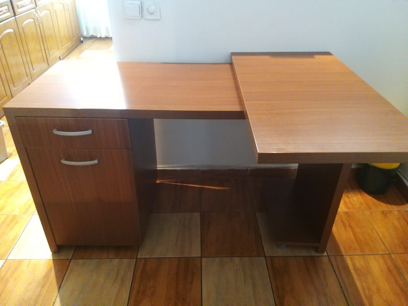 Birou,forma L cu suport unitate+ corp 4etajere,stare perfectă, ca nou