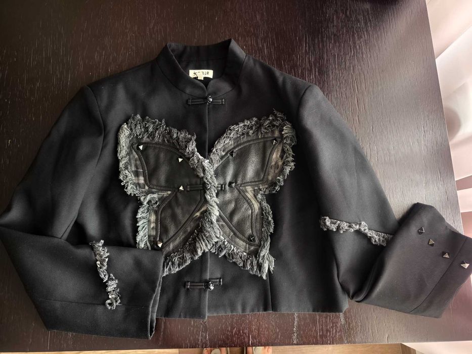 стилно късо сако с апликация пеперуда