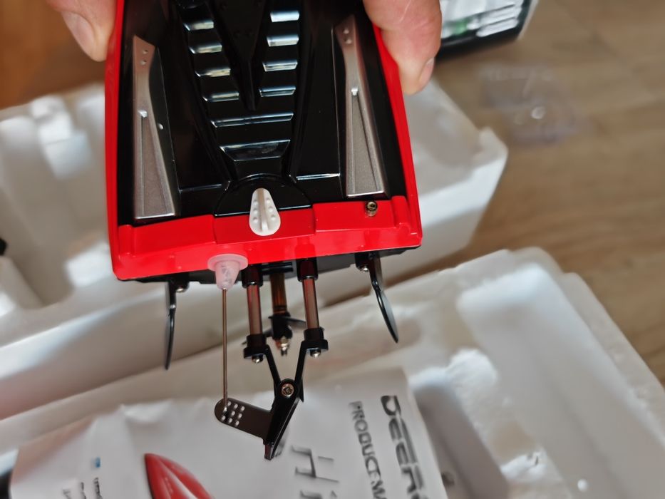 DEERC H120 - Бърза RC лодка с дистанционно , 2.4GHz + 2 батерии 7.4V