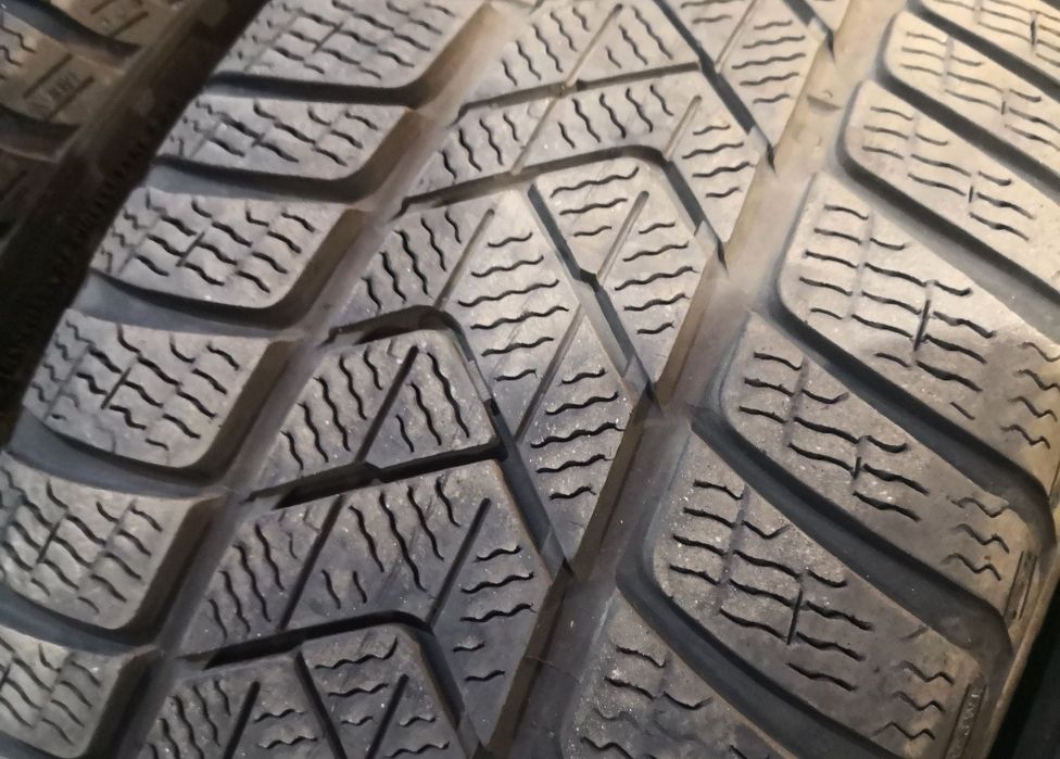 225 40 19 цола Pirelli dot 23