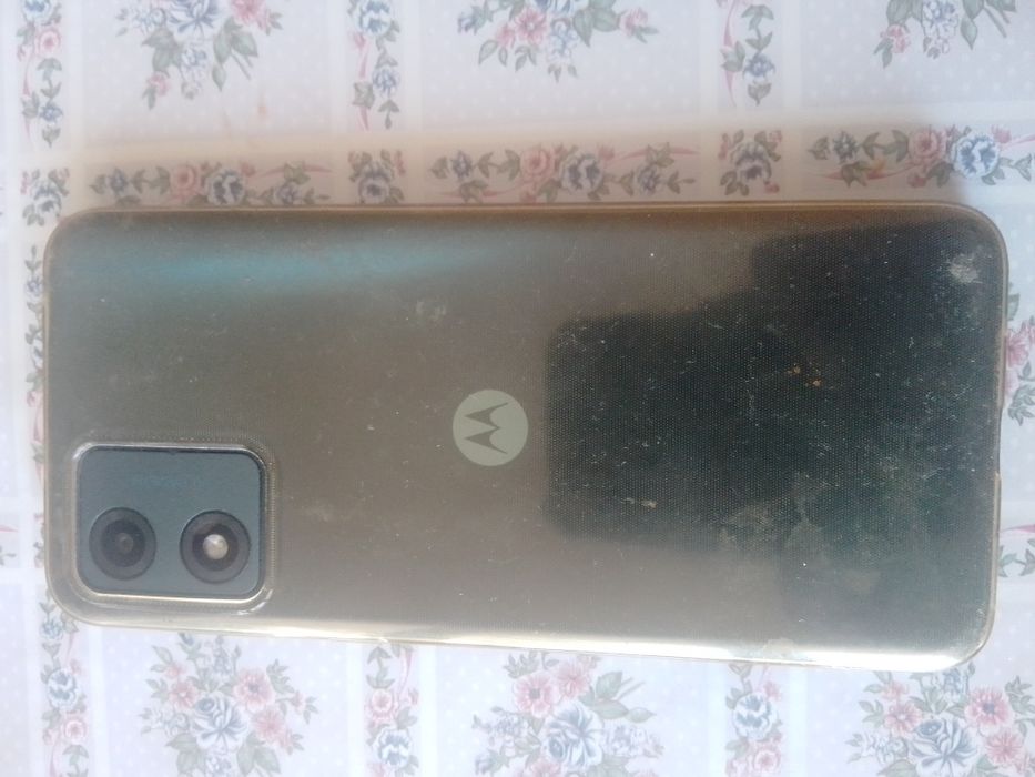 Продавам телефон Motorola  E13