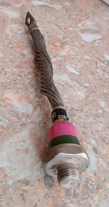 Электрический диод полупроводниковый