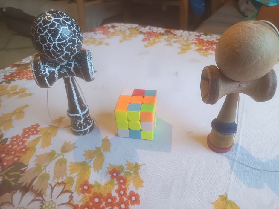 Vin de două kendame și un cub Rubik daune nu prea au