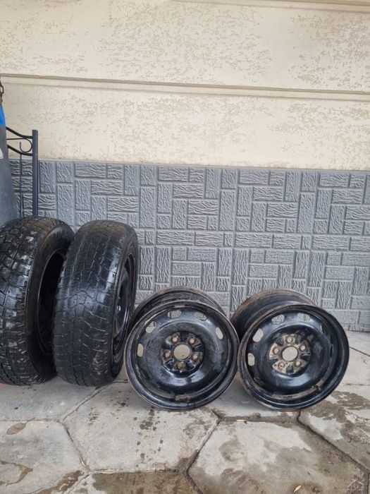 Продам 2 покрышки и 4 штамп диски