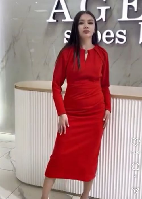 Новое красное платье с этикеткой