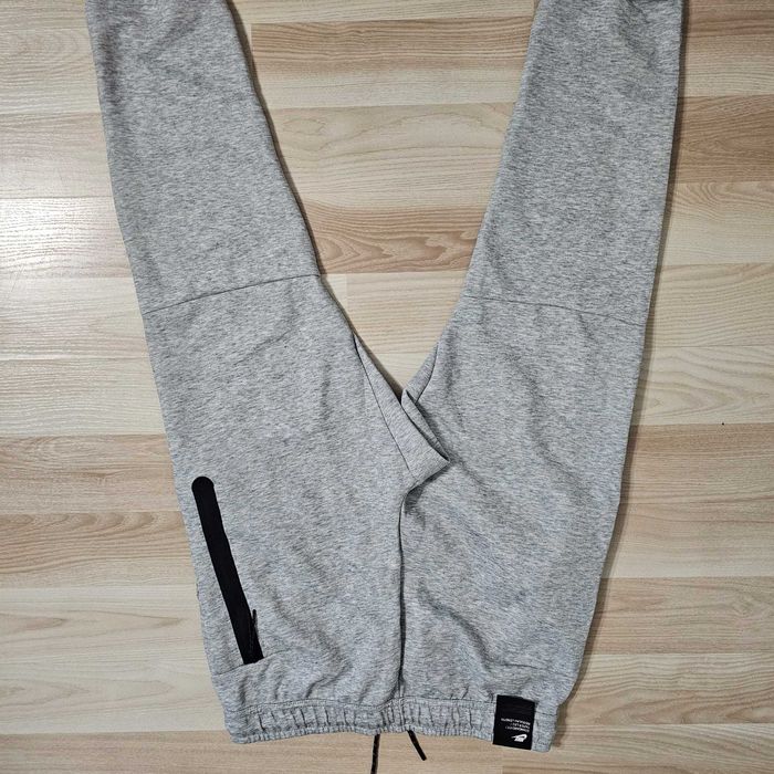 Vand Pantaloni NIKE Tech Fleece NOI Marimea XL fit L