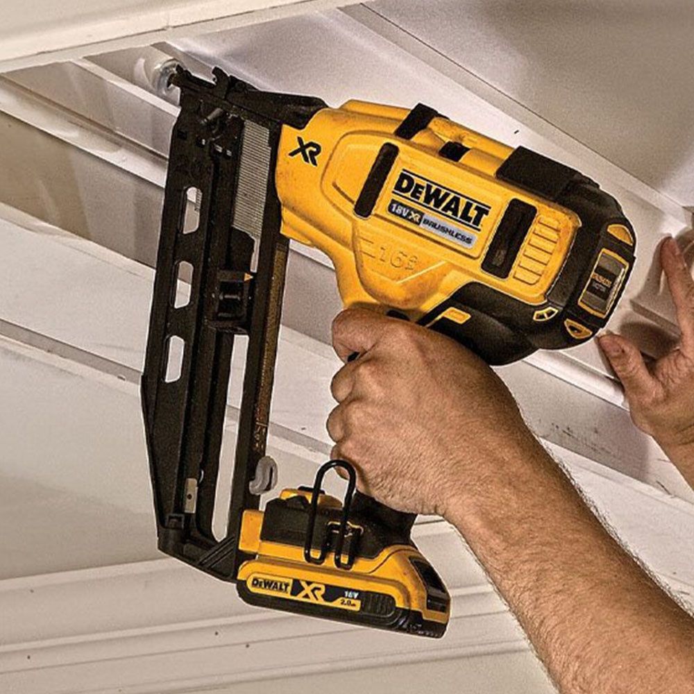 Акумулаторен Такер за дърво  DeWALT DCN660NT/18V с Куфар