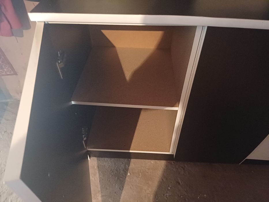 Vând vitrină aprope nouă