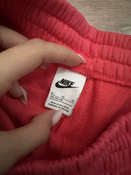 червено долнище Nike
