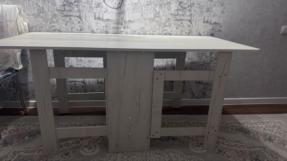 Продаётся стильный и практичный стол!