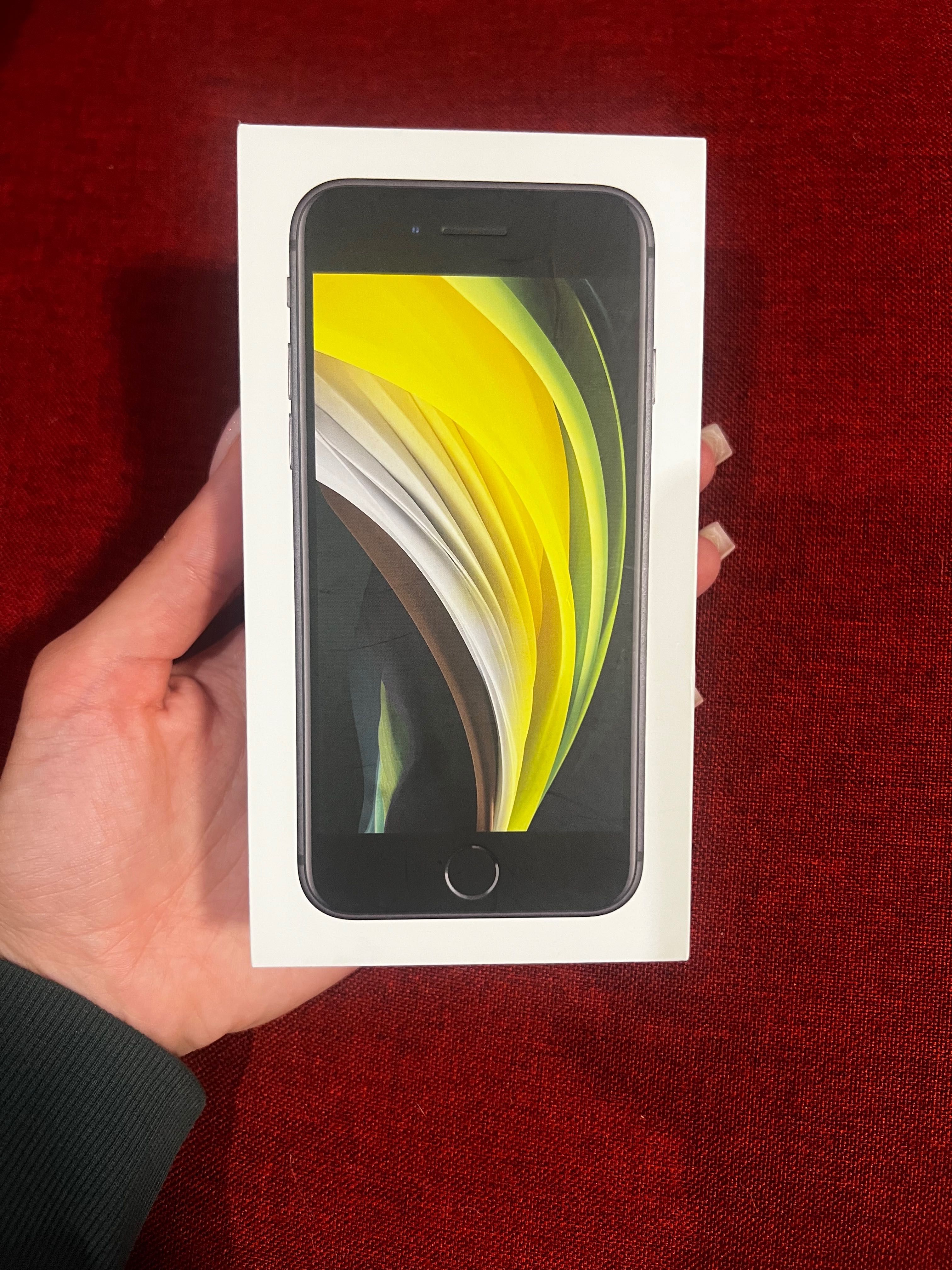 Iphone SE 64GB black + два безплатни калъфа