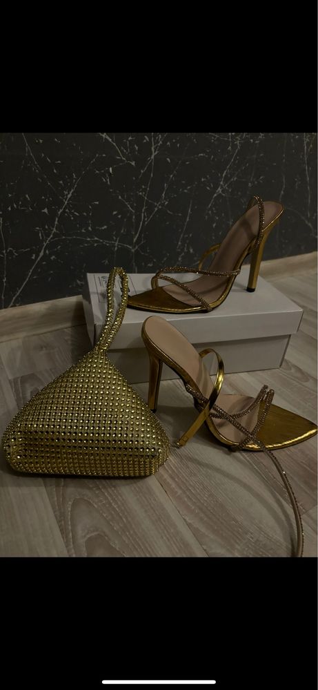 Sandale cu toc aurii si clutch
