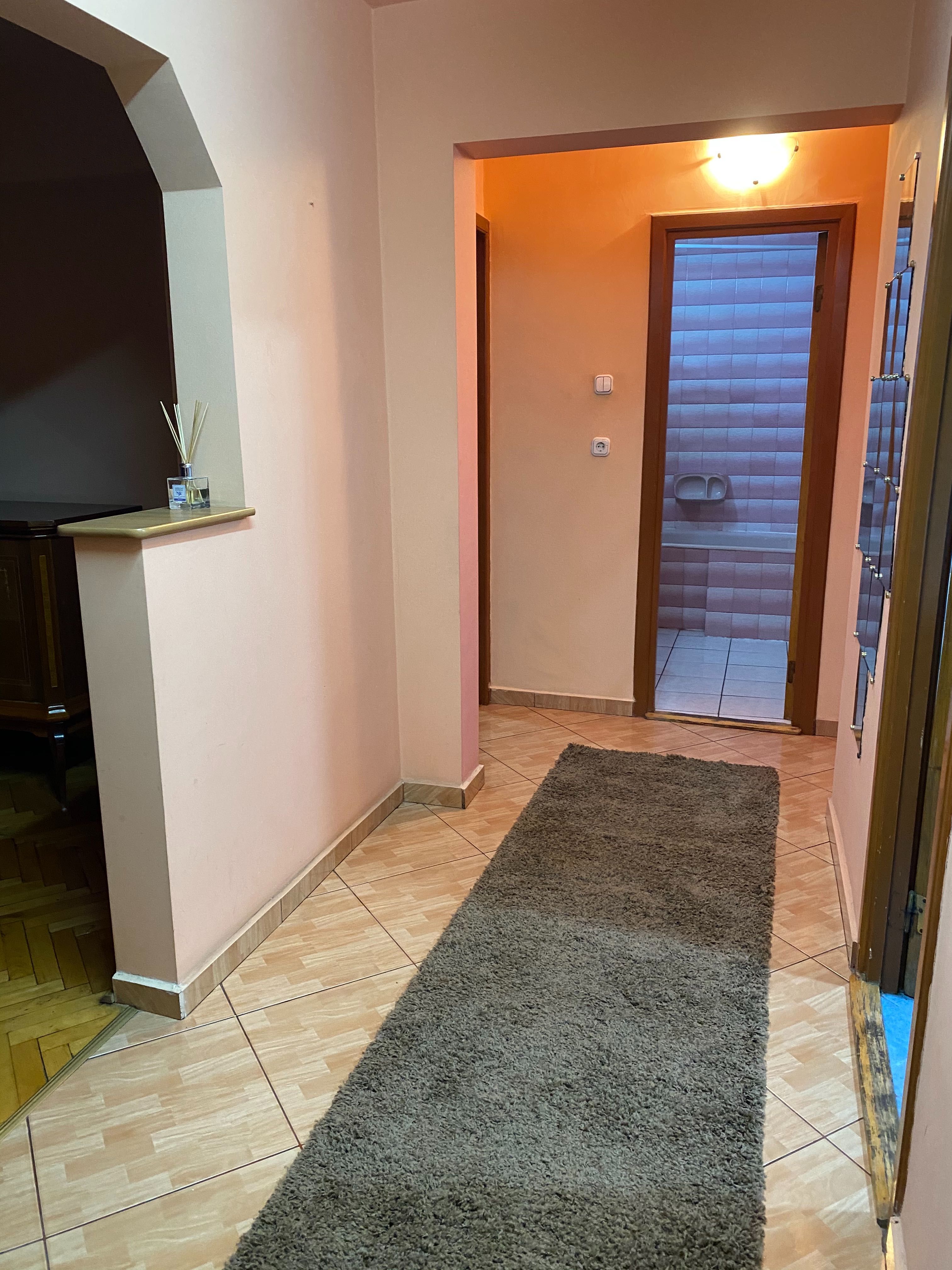 Apartament 3 camere de închiriat