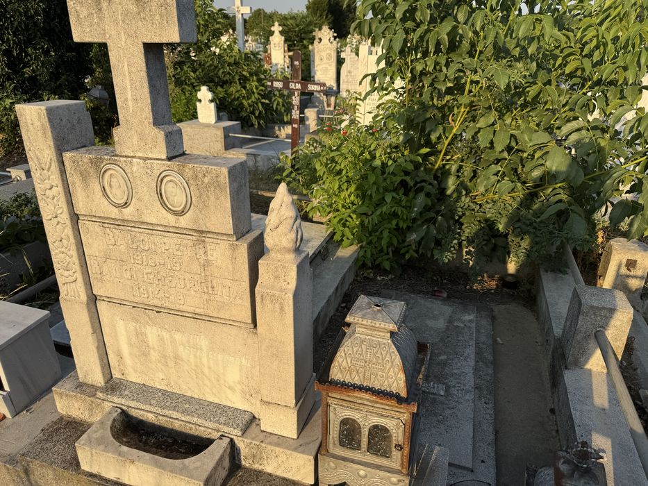 Loc de veci cimitirul  Ungureni