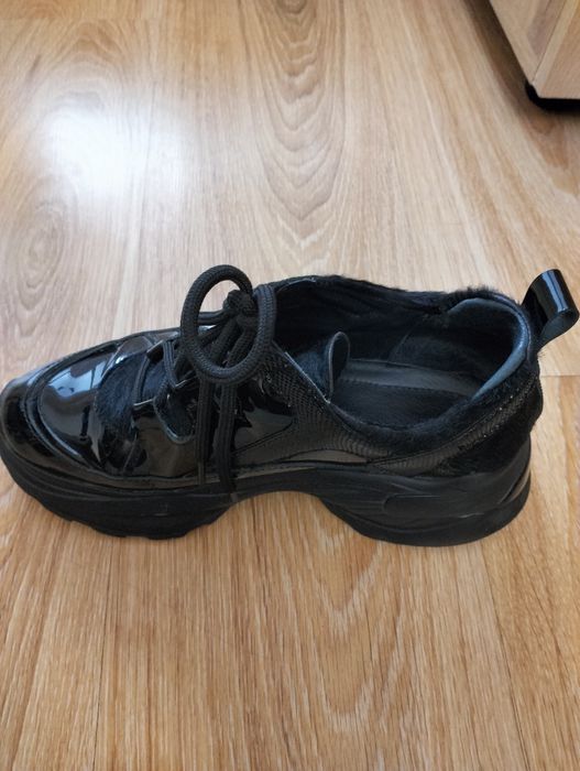 Маратонки , естествена кожа и естествен лак.