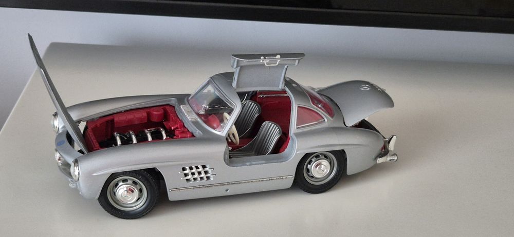Macheta Mercedes 300 SL scara 1/18 Brurago metalica