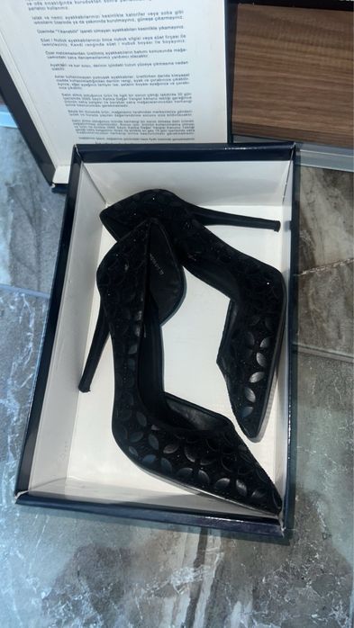 Черни остри обувки на висок ток