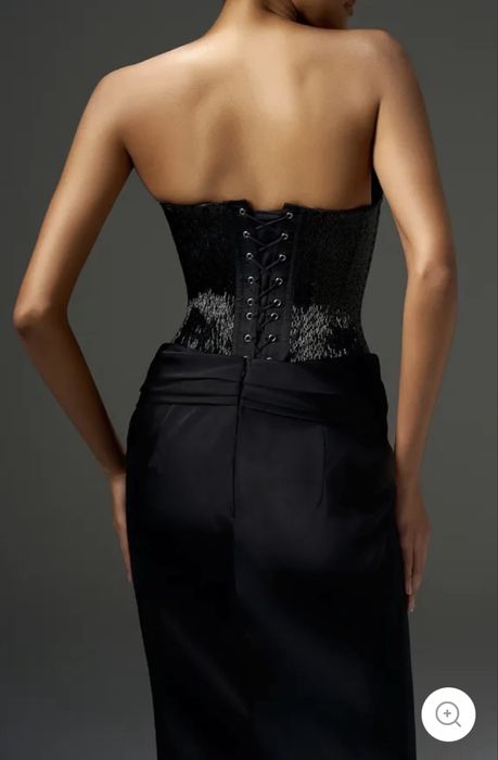 Черна сатенена рокля.