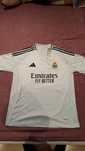 Tricoi de fotbal cu Real Madrid, jucator Vini JR