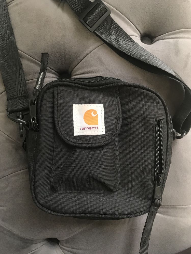 Продаётся вместительная сумка CARHARTT WIP через плечо