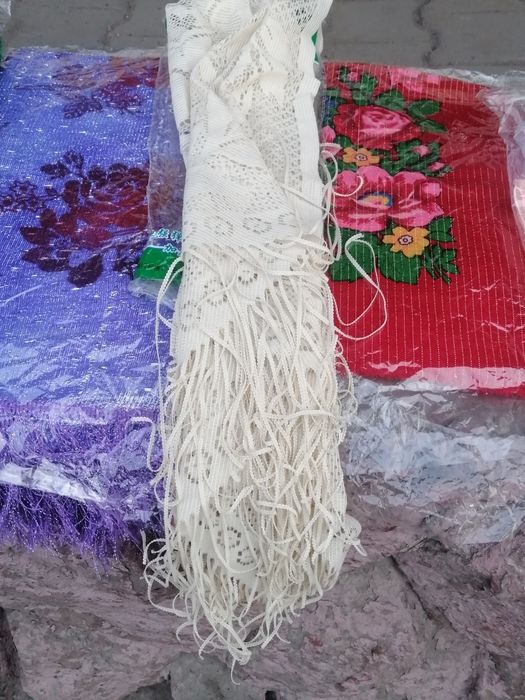 Платки, шарфв, шляпы, шапки, кепоны,