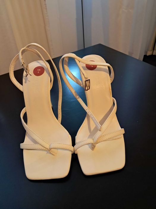 Sandale albe noi,nepurtate,UK.(no 35)