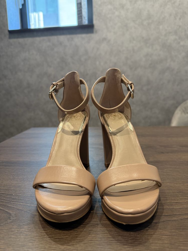 Кожени обувки GUESS на тока 9,5 см, 35 р