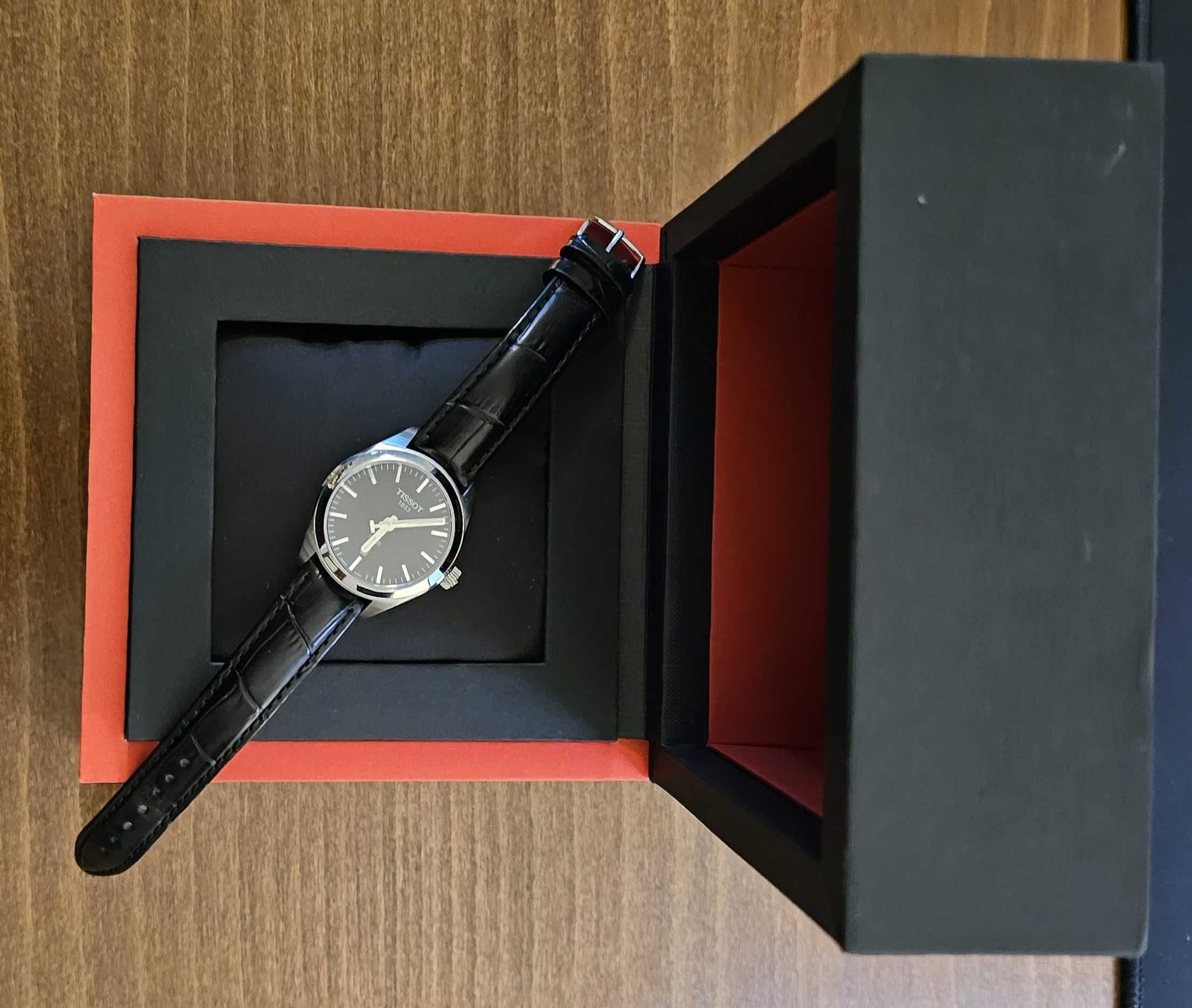 Дамски кварцов часовник с кожена каишка Tissot
