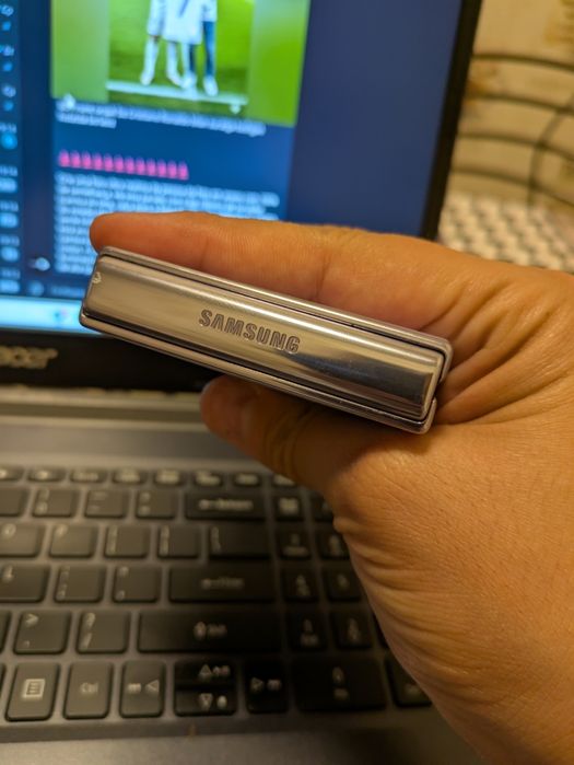 Samsung Galaxy Z Flip4 - среднем состояние 8/128 имей зарегистрирован