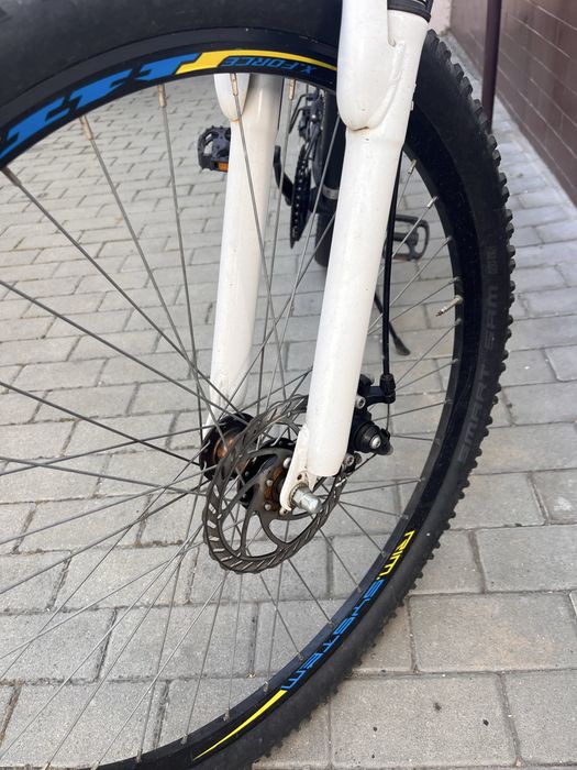 Bicicleta cu frane pe disc si schimbator shimano. Cadru înalt.