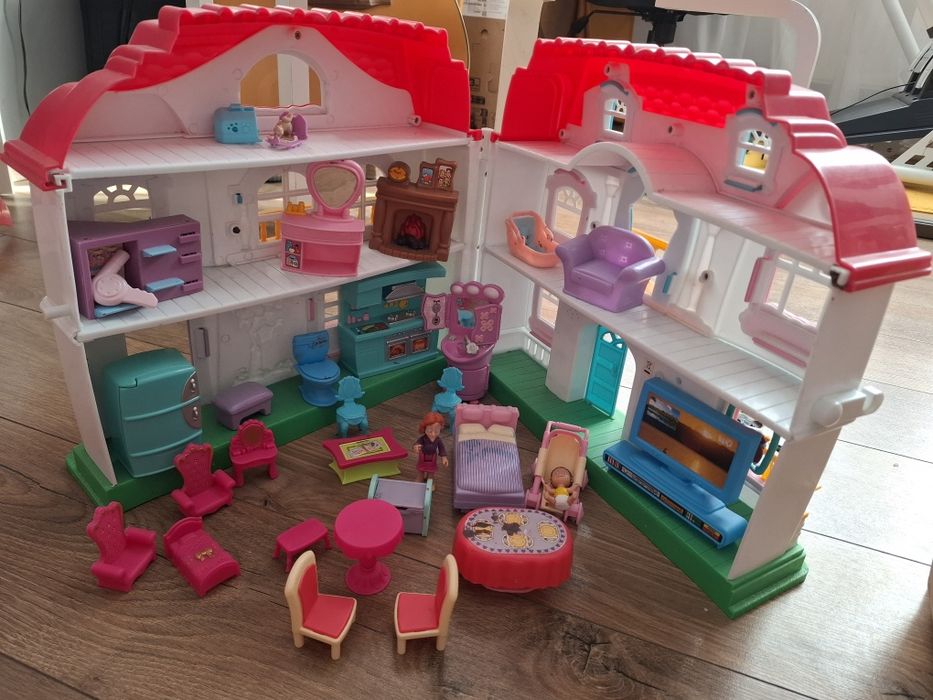 Vând căsuța cu accesorii si 2 personaje