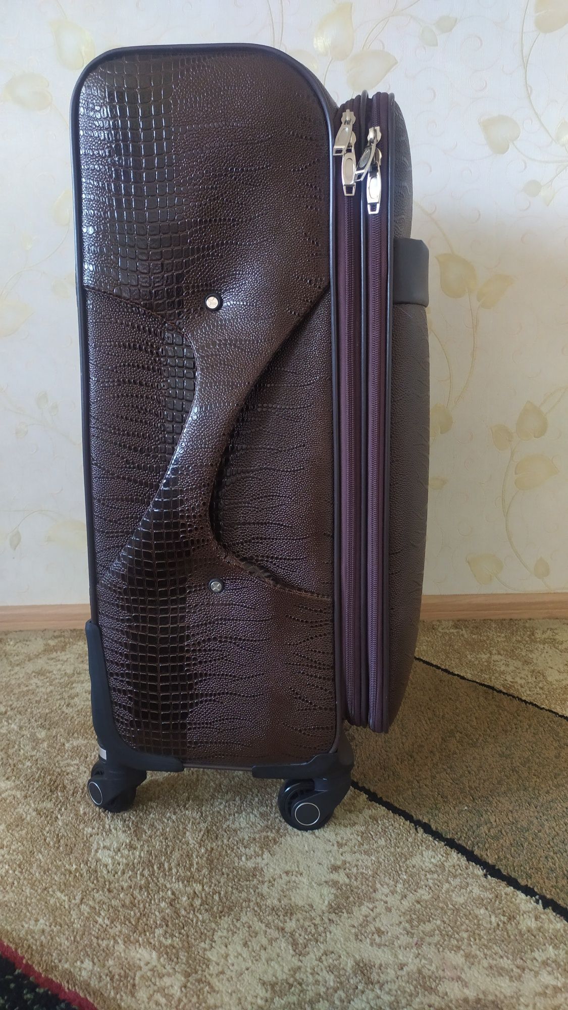 Продам чемодан новый