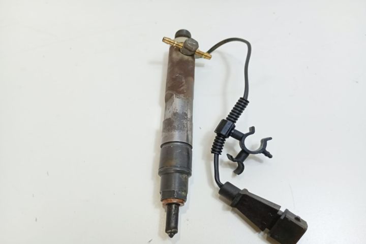Injector  cu fir  028130203E Volkswagen VW Golf a 4-a generatie