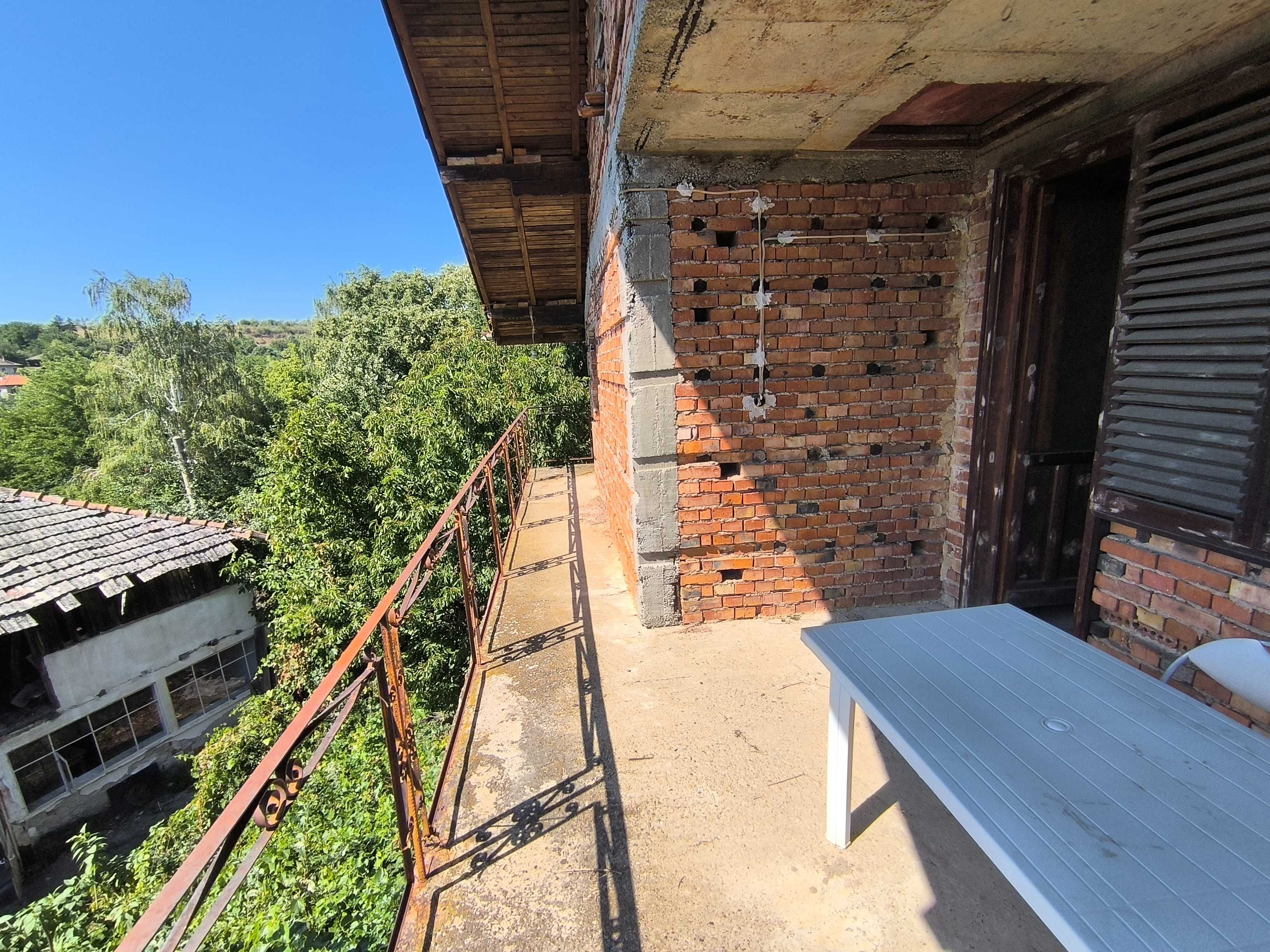 Собственик продава триетажна къща 320 кв.м. в с. Тияновци,област Видин