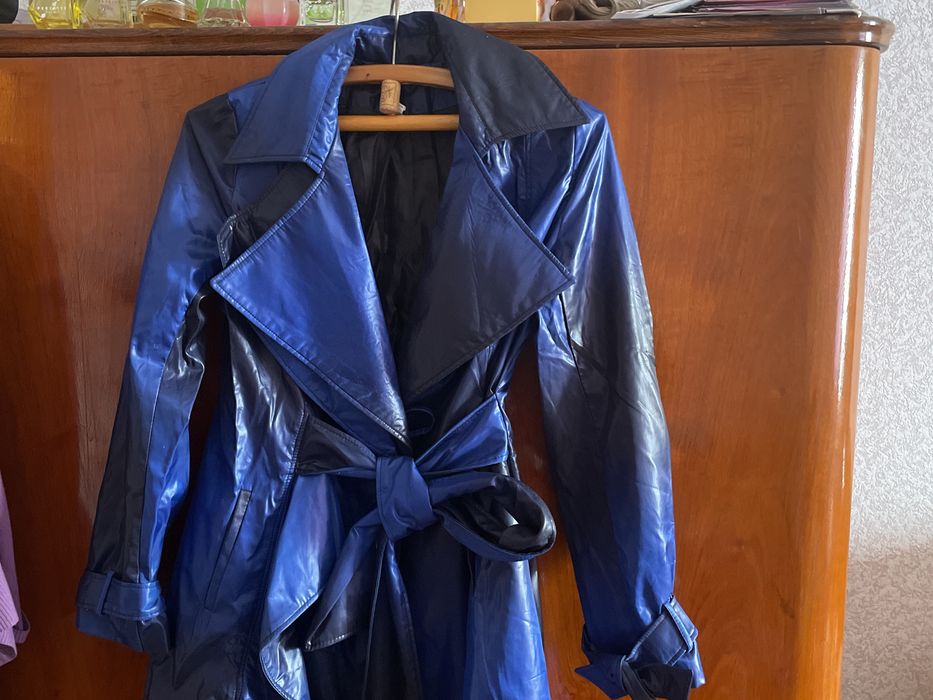 Расклешенный плащ необычной расцветки