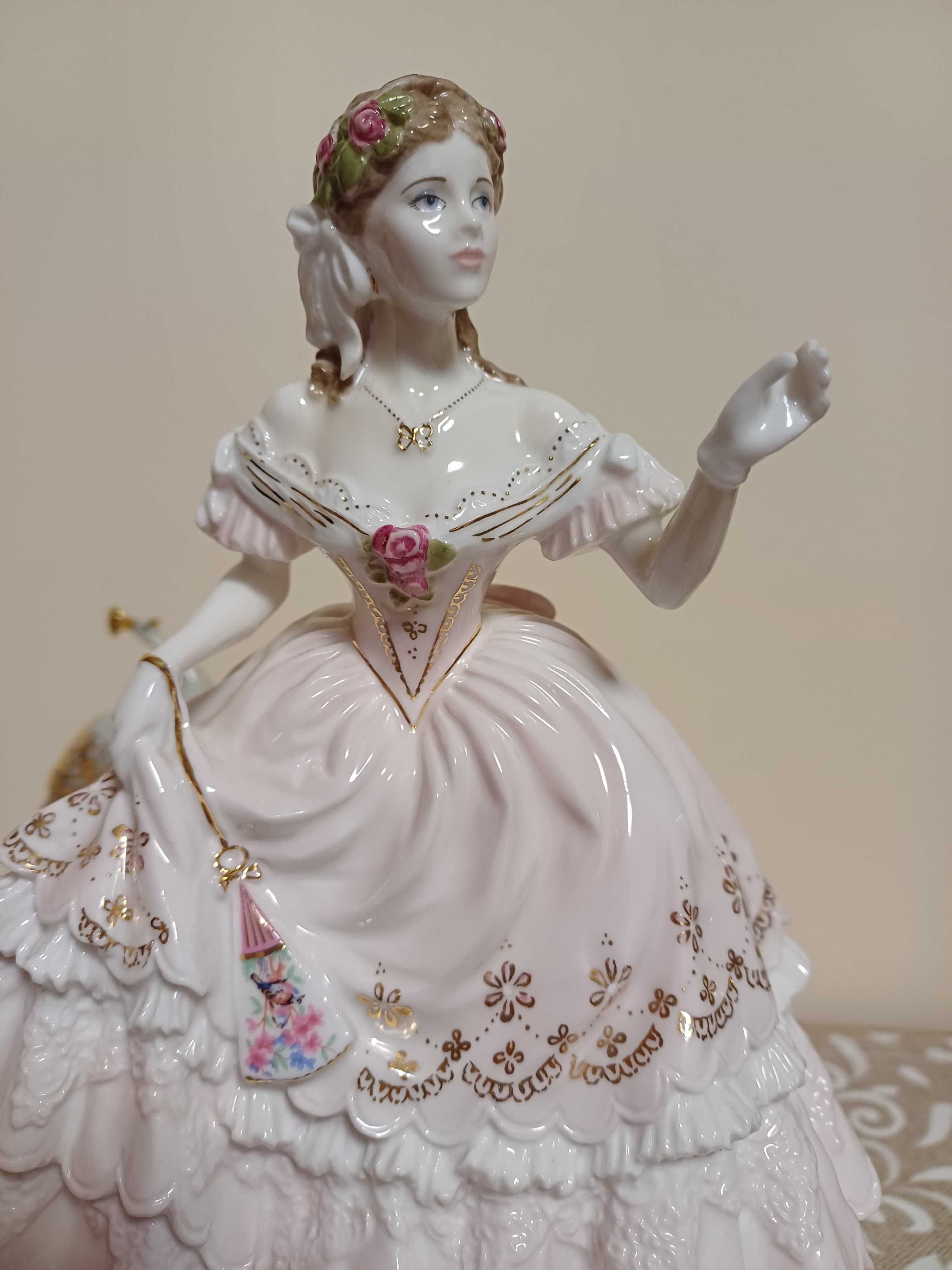 Royal Worcester -The Fairest Rose   
Royal Worcester -Queen Of Hearts