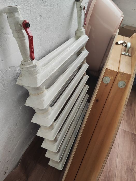 Продам чугунную батарею