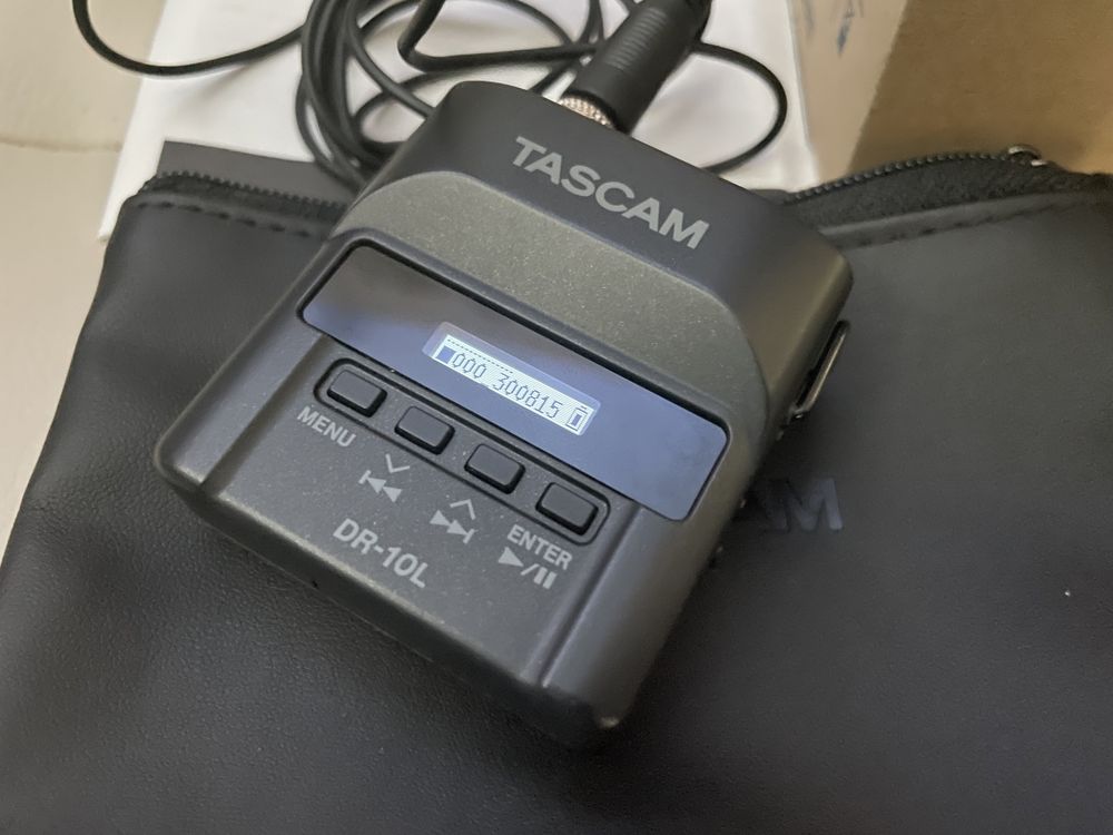 Рекордер с микрофон брошка Tascam DR-10L