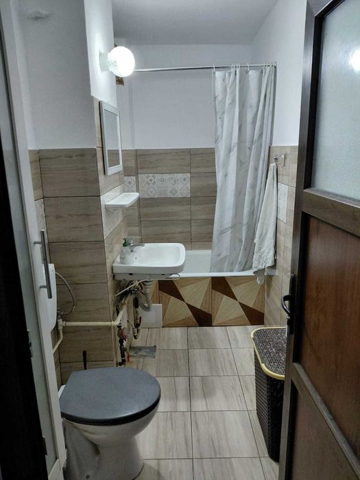 Inchiriez apartament centru Beius
