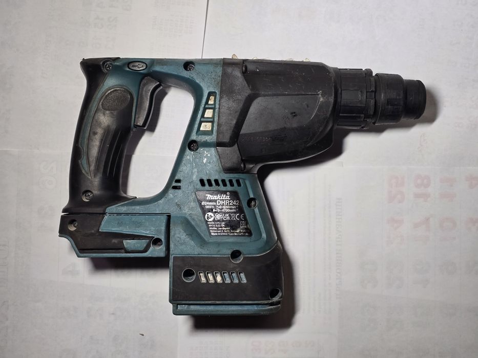 Безчетков перфоратор Makita DHR242