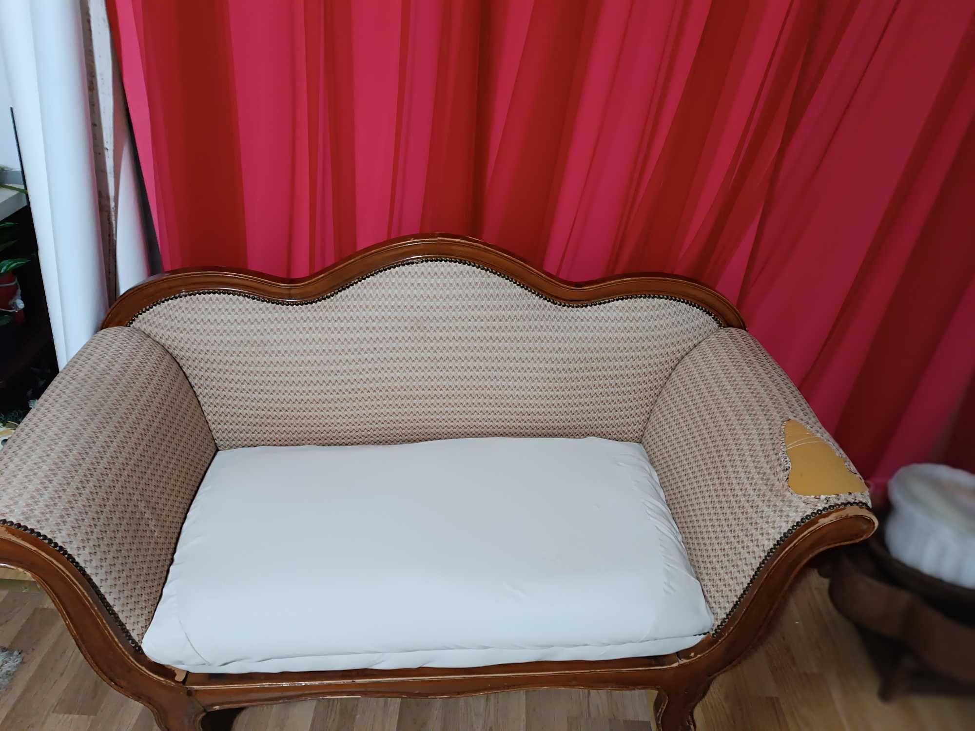 Sofa veche pentru reconditionat