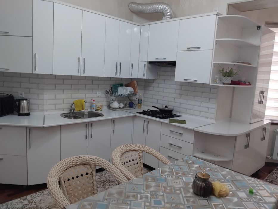 Qarshi shaxar kup qavatlik dom 1 etajdan 5 xonalik uy.