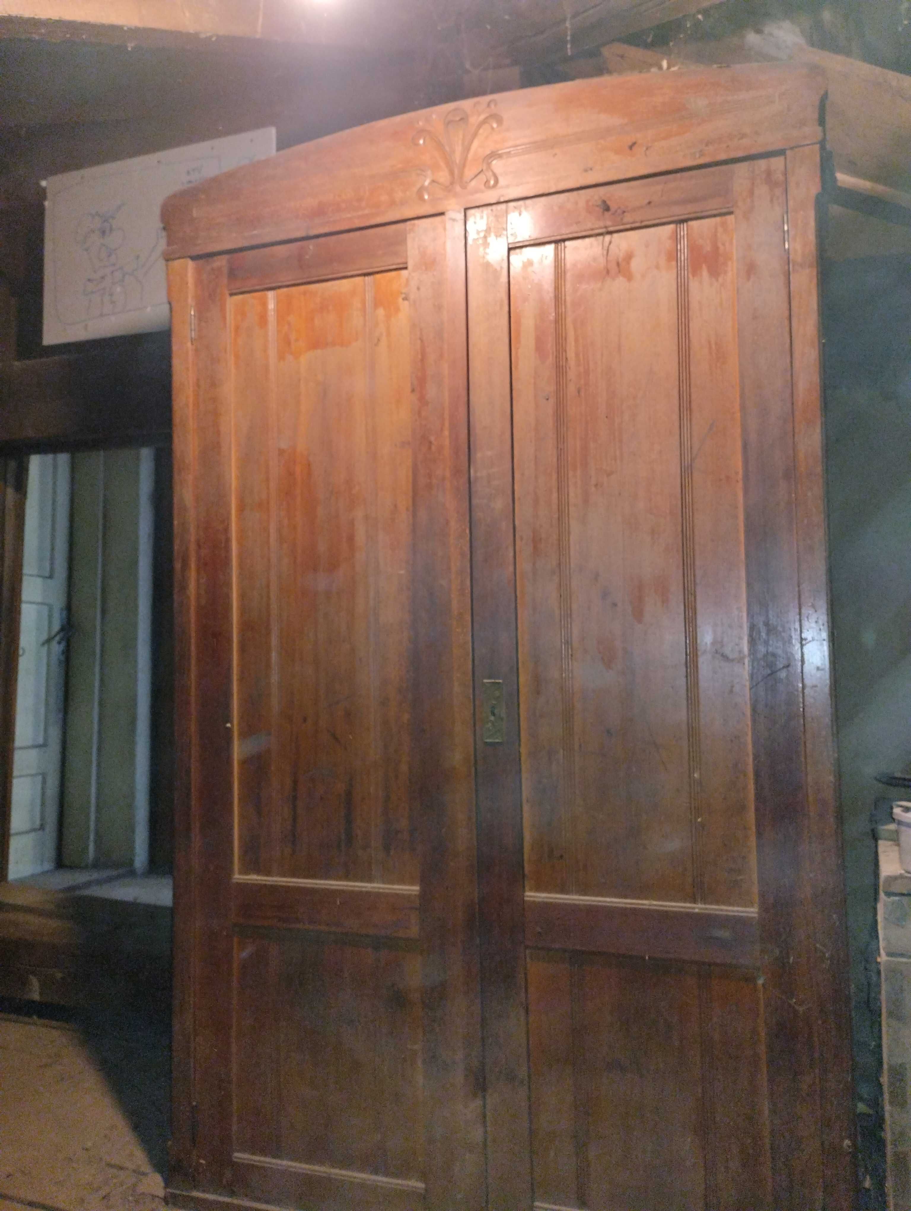 Хубав стар дървен гардероб