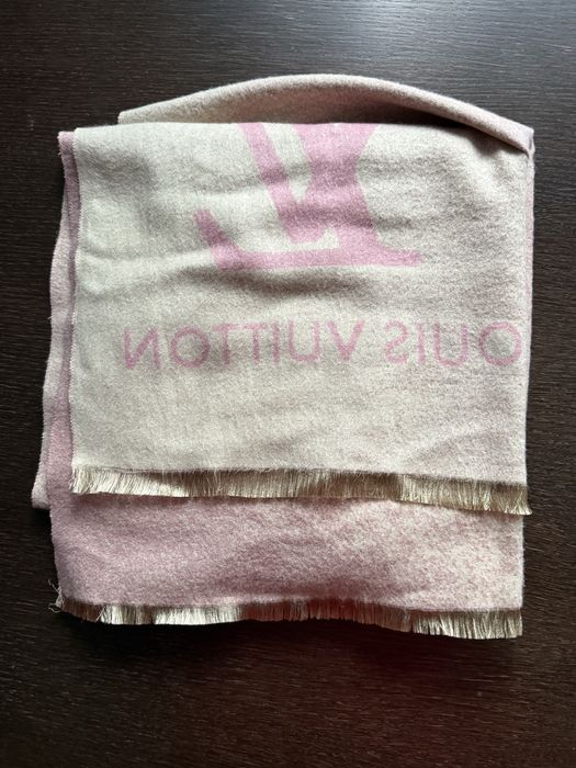 Fular Louis Vuitton , impecabil