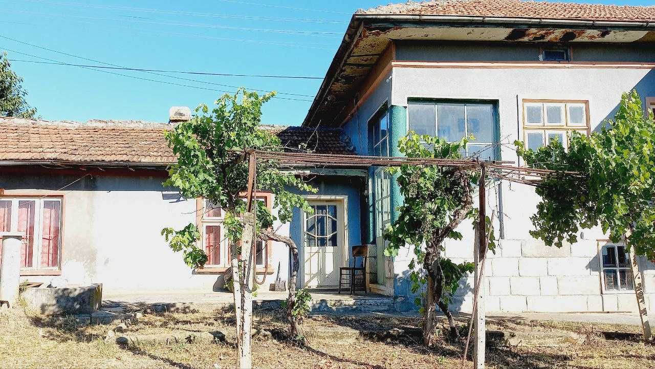 Селска КЪЩА с 1345 м² двор, гараж и стопански постройки. От СОБСТВЕНИК